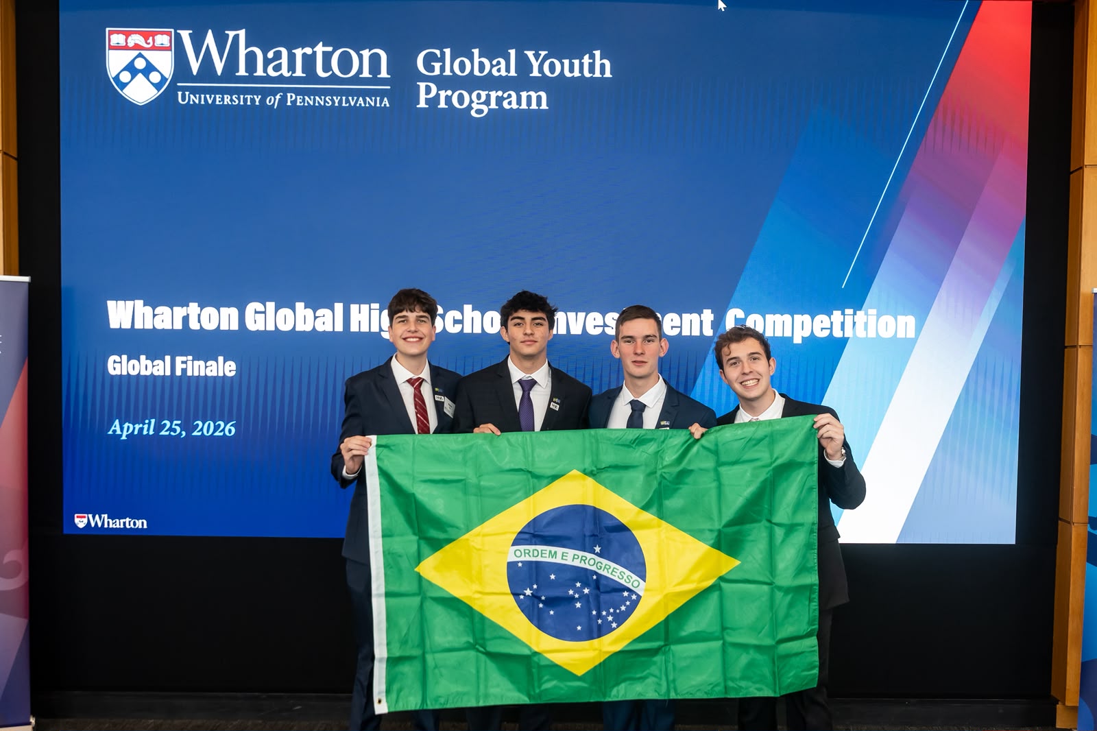 Equipe HHA Investments com a bandeira do Brasil na final global da Wharton GHSIC