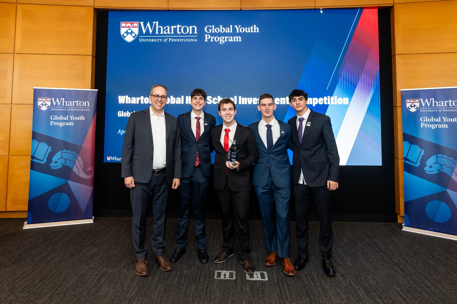 Equipe HHA Investments recebendo o prêmio de 2º lugar global na Wharton Global High School Investment Competition