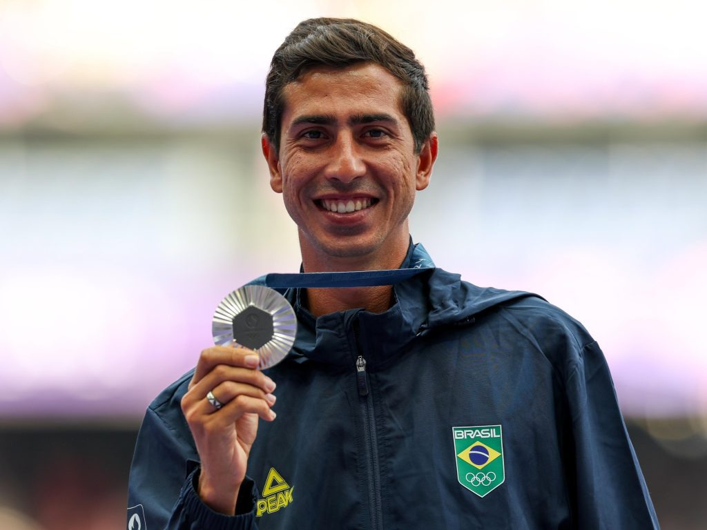 Caio Bonfim com a medalha de prata conquistada nos Jogos Olímpicos de Paris 2024